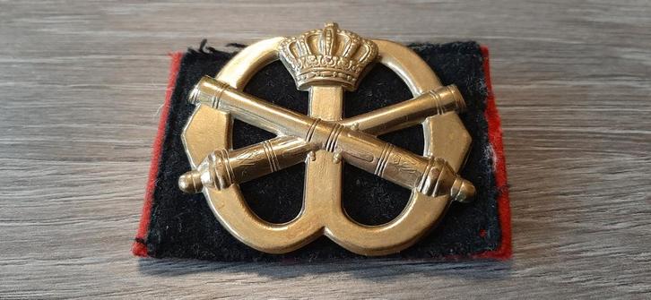 Baretembleem  1953 Veldartillerie Hoorns (47), Verzamelen, Militaria | Algemeen, Landmacht, Embleem of Badge, Nederland, Verzenden