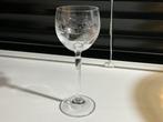 Elegant wijnglas met gegraveerd bloemmotief, Antiek en Kunst, Ophalen of Verzenden