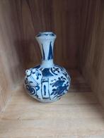 Antieke blauw-witte Kendi (waterkan) beschilderd met bloemen, Antiek en Kunst, Ophalen of Verzenden