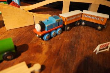 brio houten trein met bruggen en wissels, Thomas beschikbaar voor biedingen