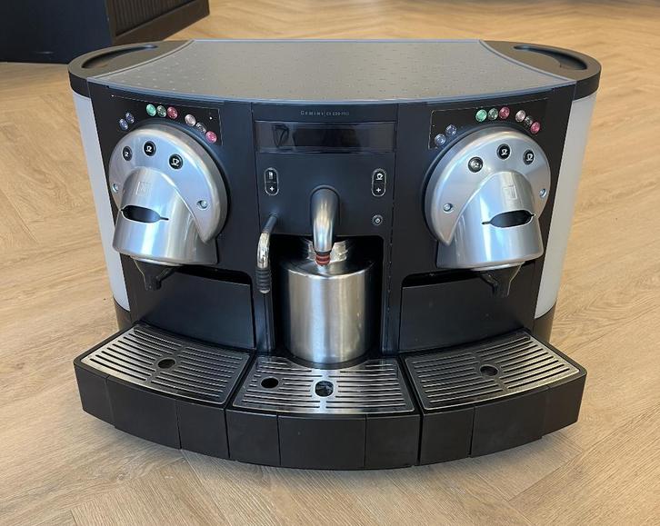 Nespresso gemini CS220 pro, Witgoed en Apparatuur, Koffiezetapparaten, Gebruikt, Koffiepads en cups, Koffiemachine, 10 kopjes of meer