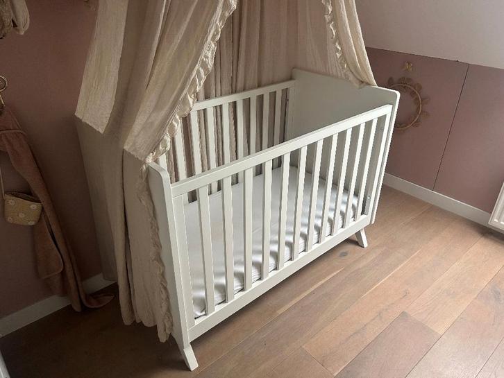 Bopita Ledikant + matras & Bopita commode met gouden grepen, Kinderen en Baby's, Kinderkamer | Complete kinderkamers, Gebruikt