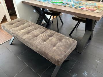 Bank eettafel beschikbaar voor biedingen