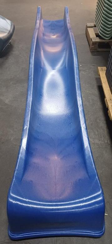 Glijbaan kleine schade blauw beschikbaar voor biedingen