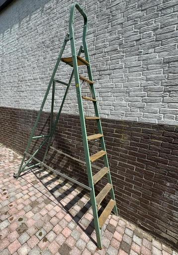 Industriële vintage hoge trapladder beschikbaar voor biedingen