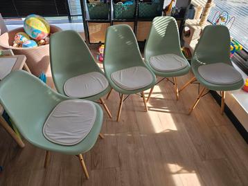 5 Lichtgroene Eames Stoelen + Kussens beschikbaar voor biedingen