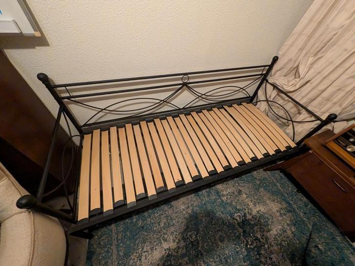 Uitschuifbaar bed met matras, Huis en Inrichting, Slaapkamer | Slaapbanken, Ophalen