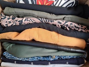 Tas met dames kleding  beschikbaar voor biedingen