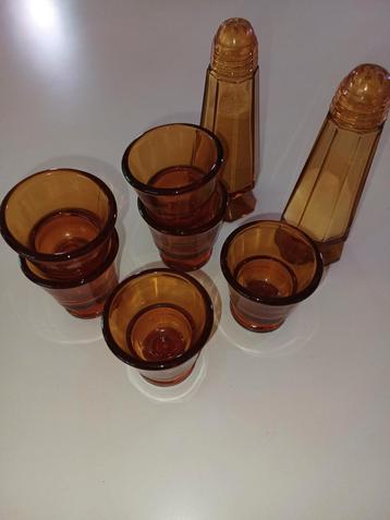 Eierdopjes met gratis een peper en zout stel. beschikbaar voor biedingen