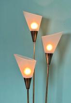 Vintage Messing Vloerlamp | Melkglas Art Deco Gouden Lotus, Huis en Inrichting, Lampen | Vloerlampen, Ophalen, Gebruikt, Hollywood Regency Chic Boho Art Deco Jugendstil Antiek Space Age