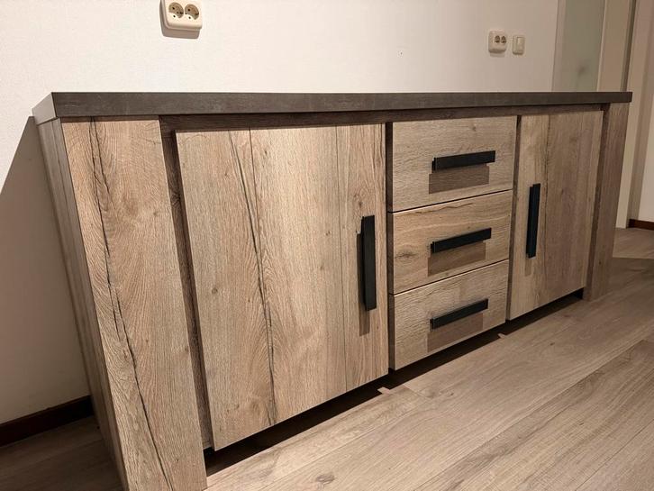Mooi dressoir in grijstint, Huis en Inrichting, Kasten | Dressoirs, Zo goed als nieuw, 150 tot 200 cm, 25 tot 50 cm, Met lade(s)