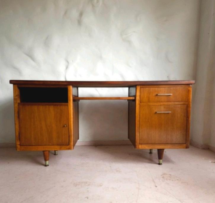 Vintage bureau met verstelbare voetjes, Huis en Inrichting, Bureaus, Gebruikt, Bureau, In hoogte verstelbaar, Ophalen