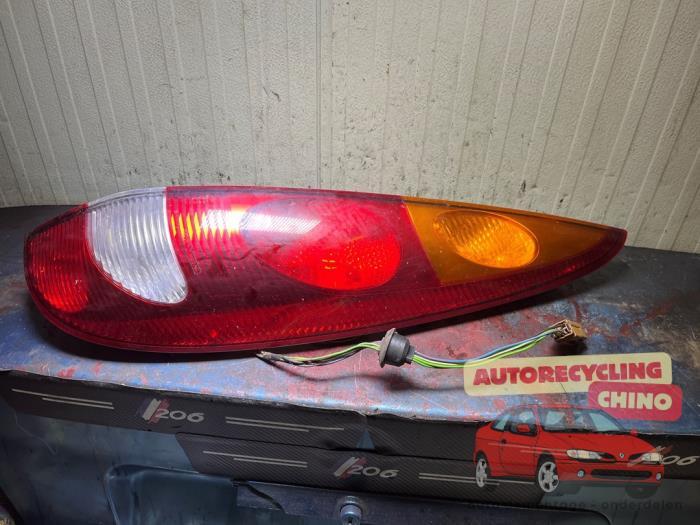 Achterlicht rechts van een Nissan Almera Tino, Auto-onderdelen, Ophalen, Gebruikt, -, -