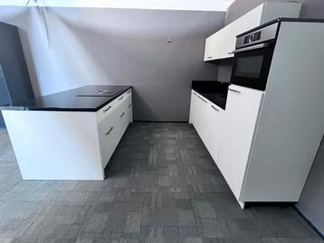Luxe keuken met eiland en bosch app en Bora kookplaat. beschikbaar voor biedingen
