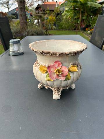Oude Bloempot met Bloemenreliëf beschikbaar voor biedingen