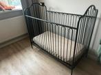 Stalen ledikant, Kinderen en Baby's, Kinderkamer | Bedden, Ophalen, Zo goed als nieuw, Lattenbodem, Minder dan 140 cm