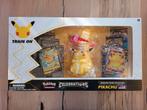 Pokémon Celebrations Pikachu Vmax met figurine, Hobby en Vrije tijd, Verzamelkaartspellen | Pokémon, Nieuw, Overige typen, Foil