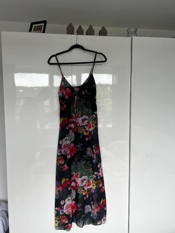 lange zwarte jurk met gekleurde bloemen en kant maat M sobe, Kleding | Dames, Jurken, Zo goed als nieuw, Maat 38/40 (M), Zwart