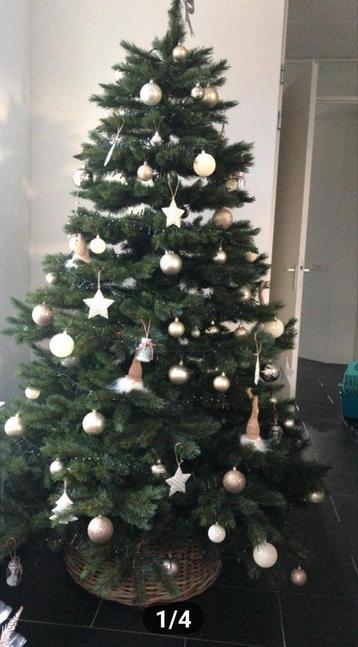 Mooie Kunstkerstboom beschikbaar voor biedingen