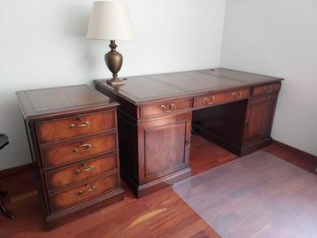 Bureau + stoel beschikbaar voor biedingen