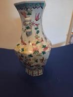 Chinese vaas family rose  met bloemen en vlinders, Antiek en Kunst, Antiek | Vazen, Ophalen of Verzenden