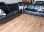Te koop onze fraaie zwartleren hoekbank, vanwege verhuizing., Ophalen, Gebruikt