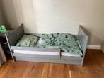 Grijs houten junior bed van Petite Amelie, Ophalen, 70 tot 85 cm, 140 tot 160 cm, Zo goed als nieuw