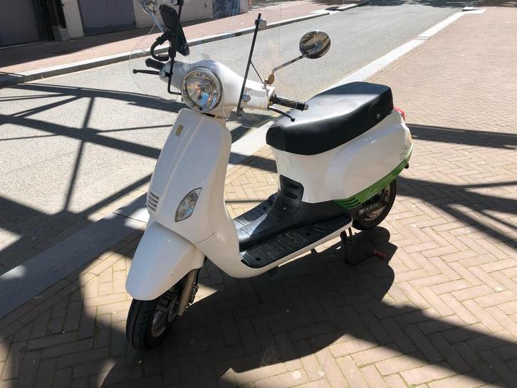 Novox C50 - Nieuwe batterij, incl. helm!, Fietsen en Brommers, Brommeronderdelen | Scooters, Gebruikt, Overige merken, Overige typen