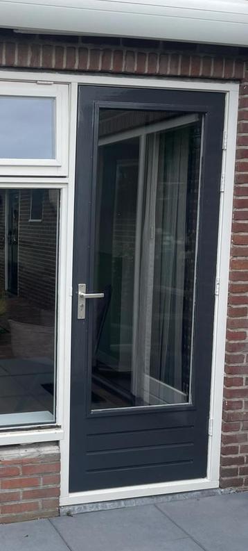 Hardhouten buitendeur, moet weg beschikbaar voor biedingen