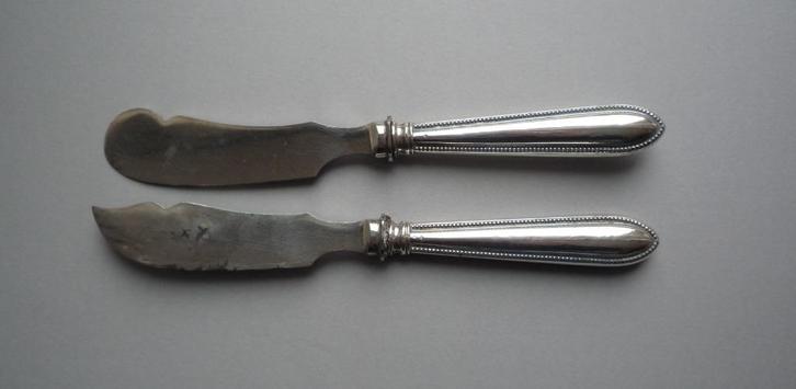 botermes en kaasmes; 800 zilveren heft; parelrand, Antiek en Kunst, Antiek | Bestek, Ophalen of Verzenden