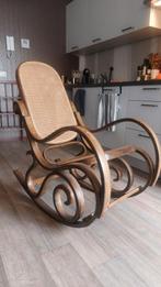 Vintage stijl schommelstoel in Thonet stijl rotan, Ophalen, Zo goed als nieuw