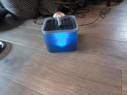 Leuke drinkbak met fontein bloem, Dieren en Toebehoren, Katten-accessoires, Zo goed als nieuw, Ophalen of Verzenden