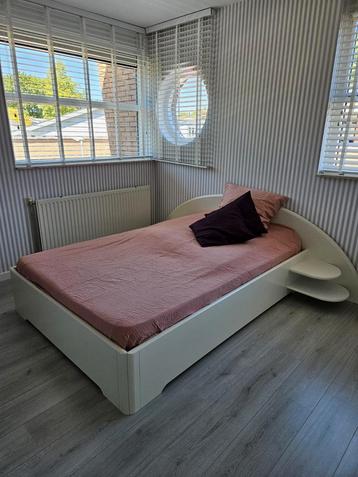 Bed met nachtkastjes 