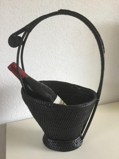 Birma riet wijnfleshouder / schenker excl. fles, Huis en Inrichting, Woonaccessoires | Schalen en Manden, Gebruikt, Mand, Overige vormen