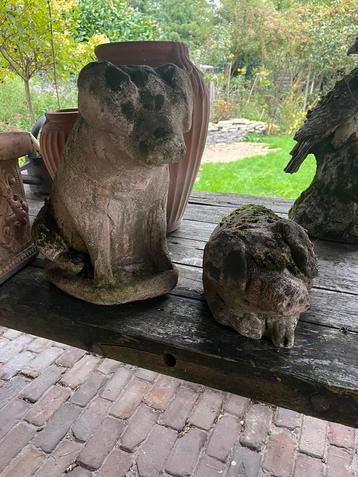 Set van 2 betonnen varkens roze beton, mooi bemost beschikbaar voor biedingen