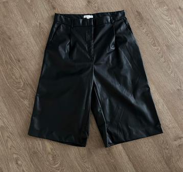 Zwarte imitatieleren broek (44) 𝐇&𝐌 beschikbaar voor biedingen