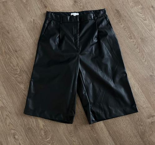 Zwarte imitatieleren broek (44) 𝐇&𝐌, Kleding | Dames, Broeken en Pantalons, Nieuw, Maat 42/44 (L), Zwart, Driekwart, Ophalen of Verzenden