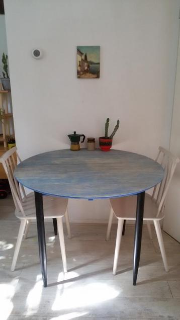 ronde leuke eettafel vintage retro look  beschikbaar voor biedingen