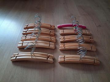 Houten baby kledinghangers 46 stuks beschikbaar voor biedingen