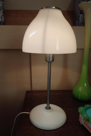 IKEA Manljus tafellamp, lamp op voet, met witte glazen kap beschikbaar voor biedingen