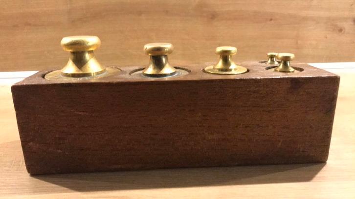 Antieke koperen gewichten in houtblok, Antiek en Kunst, Antiek | Koper en Brons, Ophalen of Verzenden
