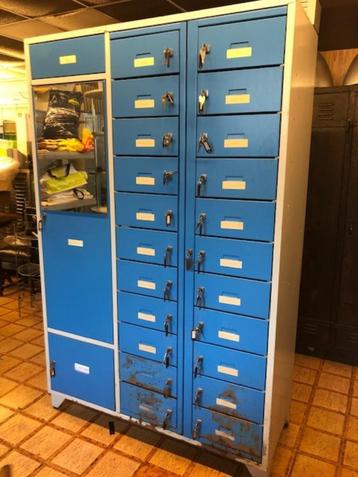lockerkast met 20 kleine lockers en grote deur beschikbaar voor biedingen