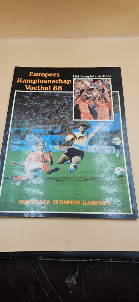 Europees Kampioenschap Voetbal 88 - Het complete verhaal, Boeken, Sportboeken, Gelezen, Balsport, Ophalen of Verzenden