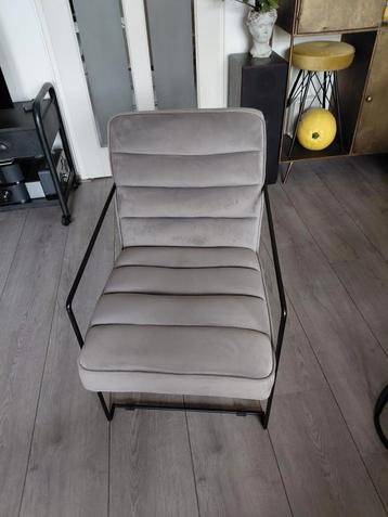 Kleine fauteuil (dames stoeltje) beschikbaar voor biedingen