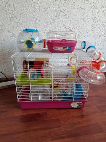 Hamsterkooi met toebehoren beschikbaar voor biedingen