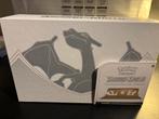 Charizard UPC Doos + Accessoires - Geopend - GEEN PROMO’s, Ophalen of Verzenden, Zo goed als nieuw