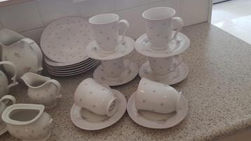 Compleet servies met rozenmotief van porselein beschikbaar voor biedingen