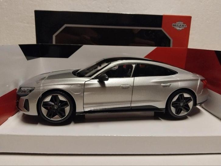 Audi E Tron silver line Bburago 1:18 KRD, Hobby en Vrije tijd, Modelauto's | 1:18, Zo goed als nieuw, Auto, Bburago, Ophalen of Verzenden