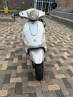 piaggio fly 4t scooter, Fietsen en Brommers, Scooters | Piaggio, Ophalen, Zo goed als nieuw, Benzine, Fly