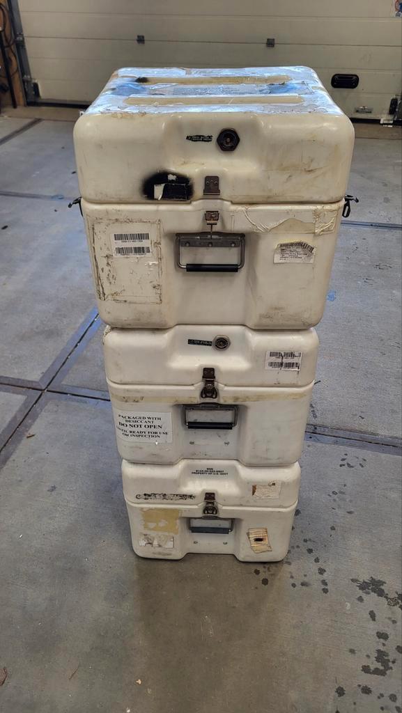 Defensie Kist Flightcase kunsstof Stapelbaar Dubbelwandig, Huis en Inrichting, Woonaccessoires | Kisten, Gebruikt, Minder dan 50 cm